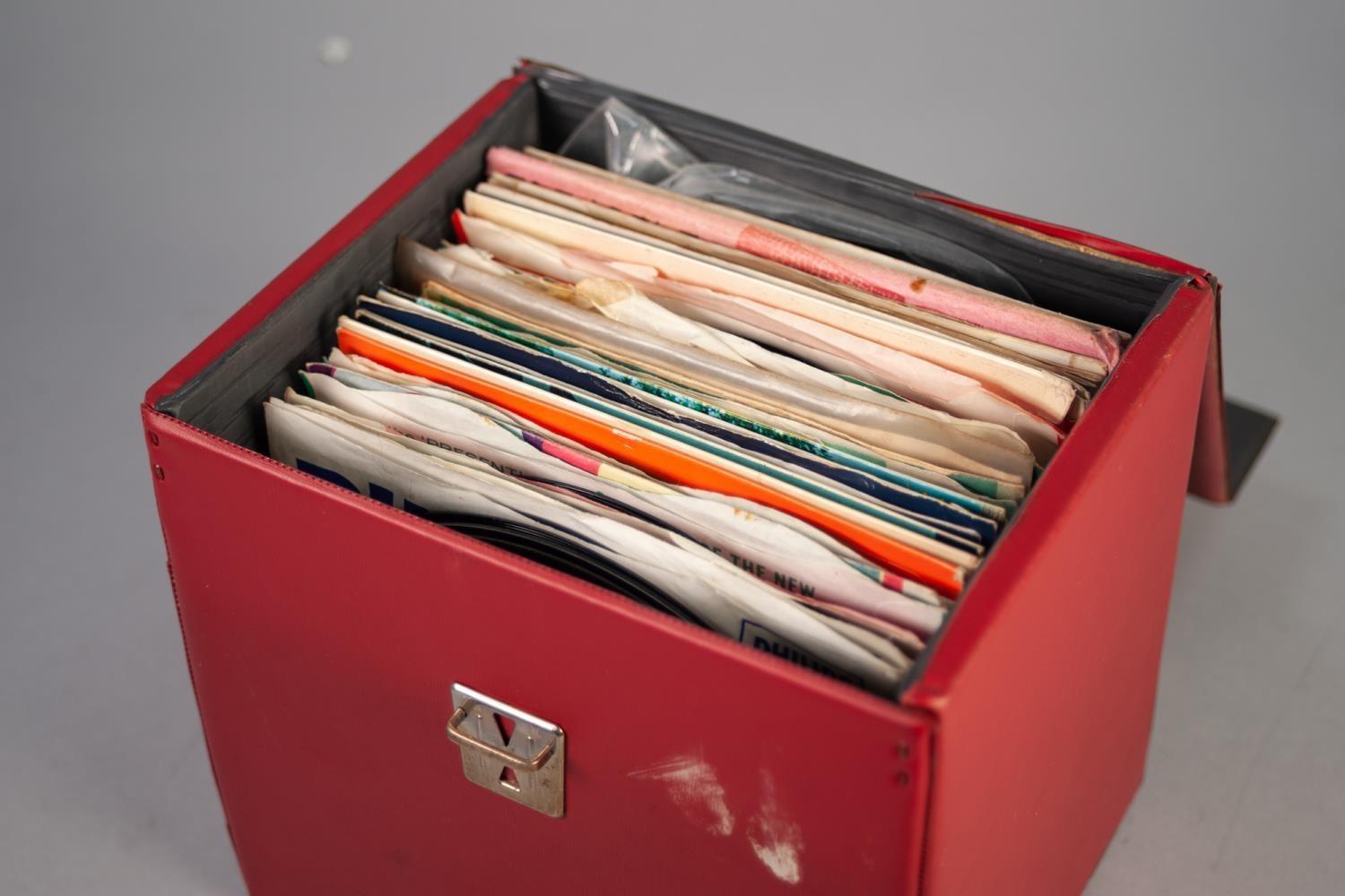 BOX OF SINGLES HOUSED IN A VINTAGE CARRY CASE, mainly 1960s to 1980s pop and easy listening,