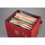 BOX OF SINGLES HOUSED IN A VINTAGE CARRY CASE, mainly 1960s to 1980s pop and easy listening,