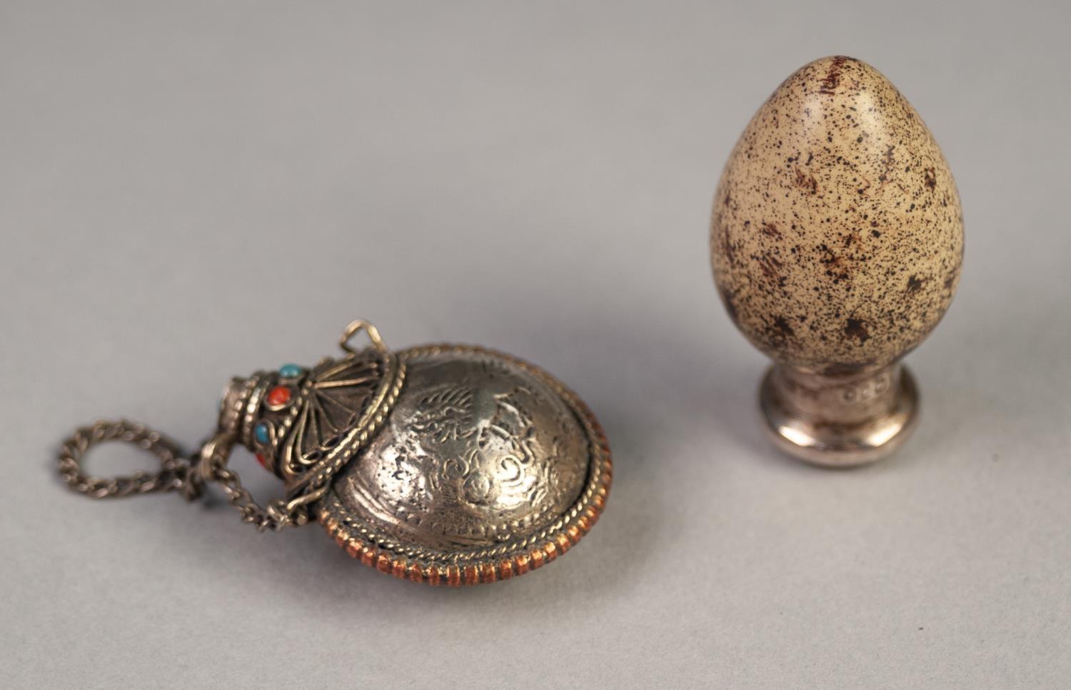 SMALL MOTTLED BROWN PAINTED PORCELAIN SIMULATED BIRDS EGG SCENT BOTTLE with hallmarked silver