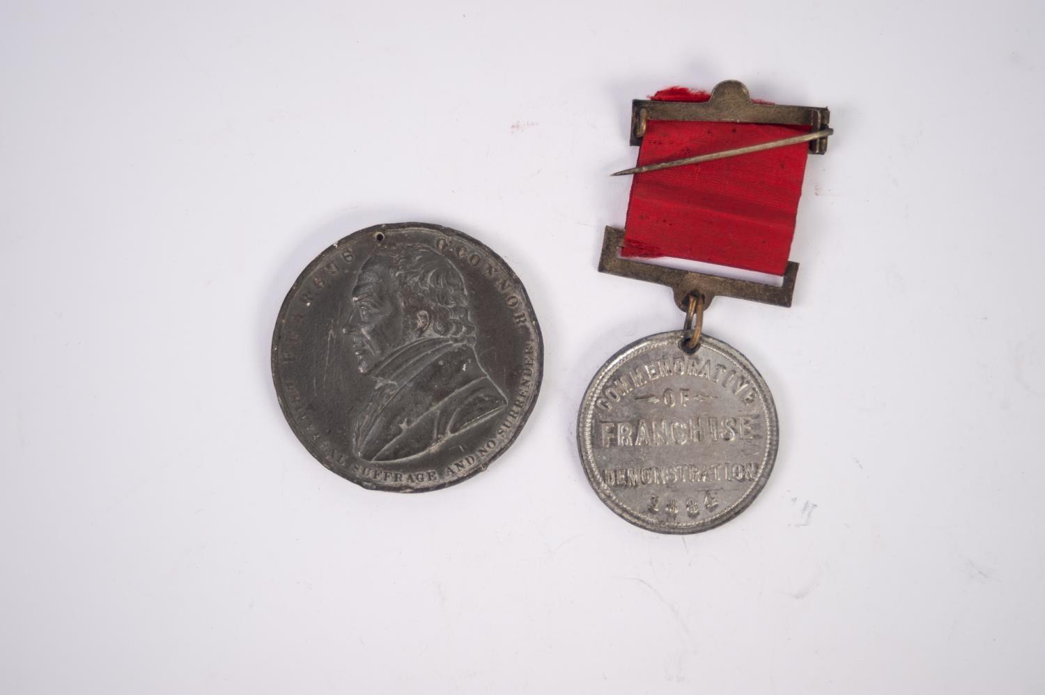 FEARGUS O'CONNOR 1841 WHITE METAL MEDALLION "UNIVERSAL SUFFRAGE AND NO SURRENDER" reverse with - Image 2 of 2