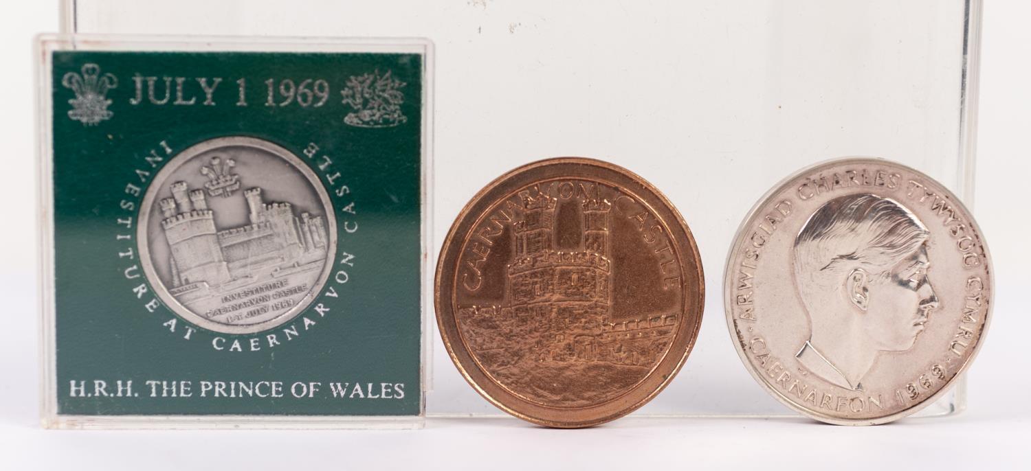 HEAVY SILVER COMMEMORATIVE MEDALLION INVESTITURE OF THE PRINCE OF WALES reverse with dragon, 1 3/