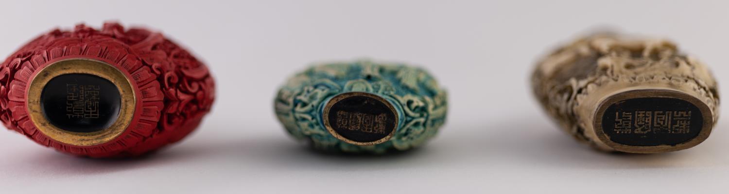 A CHINESE CARVED CINNABAR LACQUER SNUFF BOTTLE with opposing panels of mei-jen in terraced gardens - Image 3 of 3