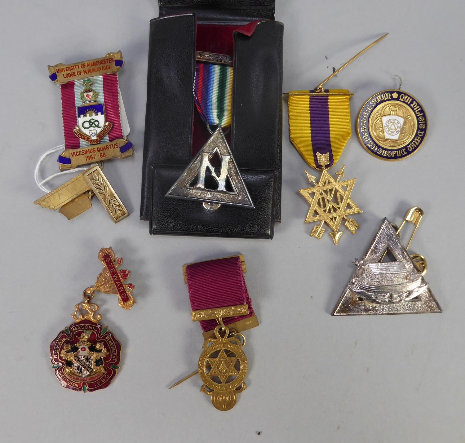 SILVER GILT AND ENAMELLED MASONIC BADGE WITH RIBBON AND SILVER GILT PIN BAR AND PENDANT SET