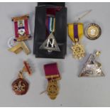 SILVER GILT AND ENAMELLED MASONIC BADGE WITH RIBBON AND SILVER GILT PIN BAR AND PENDANT SET