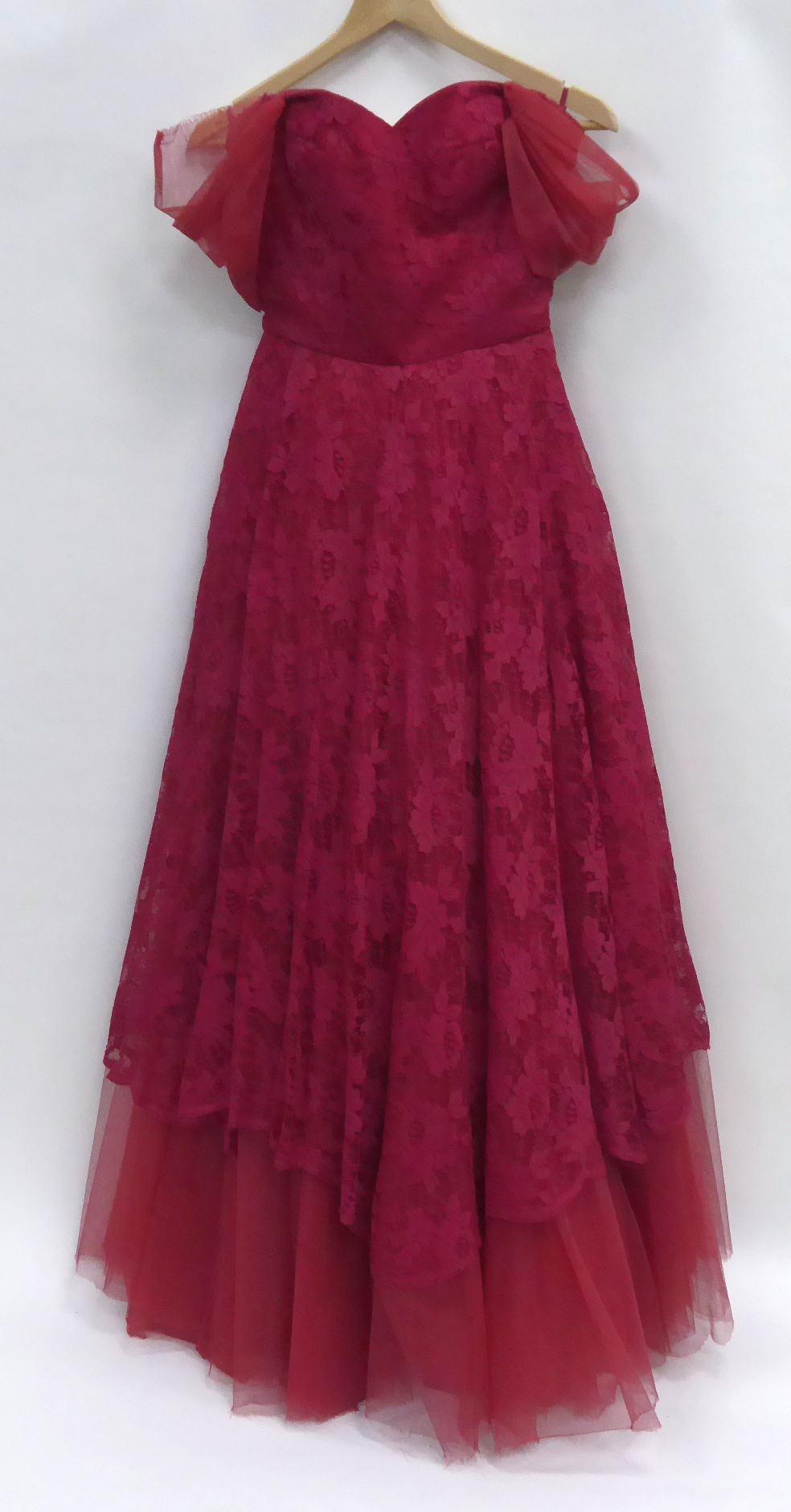 JULIAN ROSE CIRCA 1950'S CRIMSON EVENING GOWN, having sweetheart neckline with tulle gathered