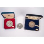 QUEEN ELIZABETH II HALLMARKED SILVER COMMEMORATIVE MEDALLION SILVER JUBILEE 1971 in plush lined