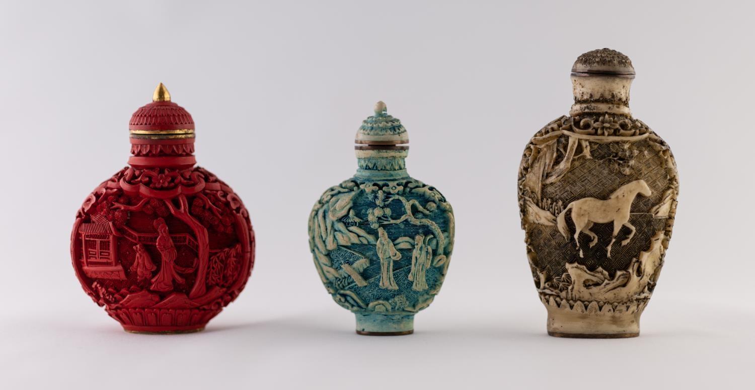 A CHINESE CARVED CINNABAR LACQUER SNUFF BOTTLE with opposing panels of mei-jen in terraced gardens - Image 2 of 3