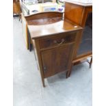 EDWARDIAN INLAID MAHOGANY BEDSIDE CUPBOARD WITH BOXWOOD AND EBONY BANDED INLAY, SINGLE DRAWER OVER A