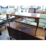 A WALNUT AND MAHOGANY CROSSBANDED OBLONG COFFEE TABLE, ON CABRIOLE LEGS