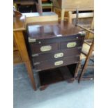 A MILITARY STYLE CAMPAIGN CHEST OF TWO SHORT OVER TWO LONG DRAWERS WITH OPEN COMPARTMENT BELOW, WITH