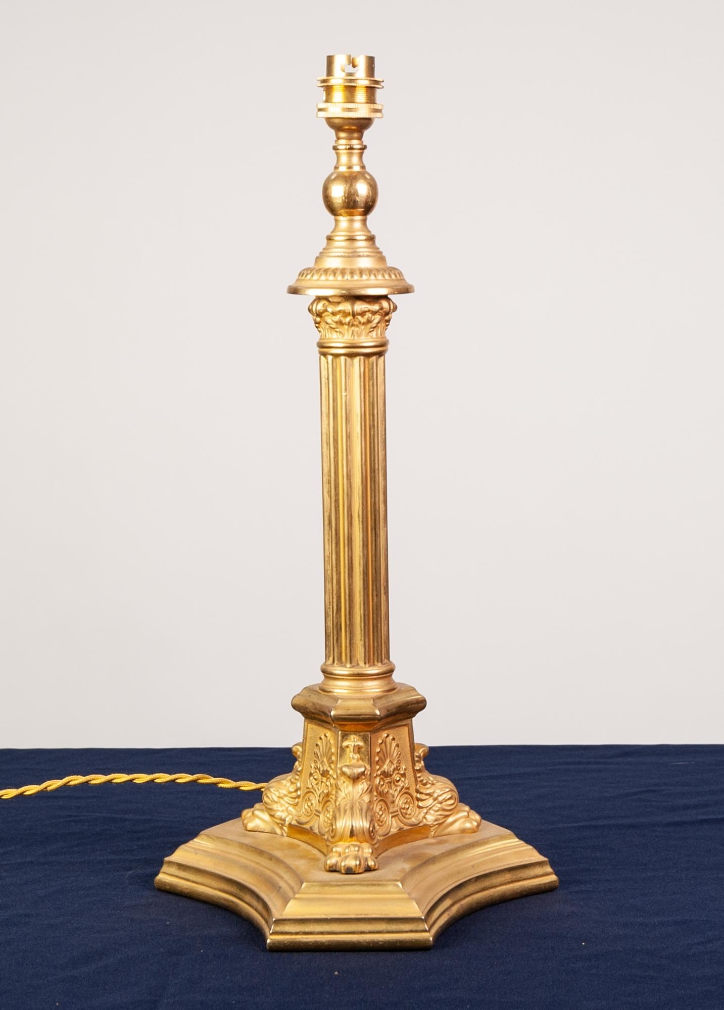 AN EARLY 20th CENTURY WALKER & HALL (Sheffield) GILT METAL COLUMNAR ELECTRIC TABLE LAMP rising