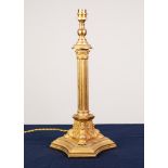 AN EARLY 20th CENTURY WALKER & HALL (Sheffield) GILT METAL COLUMNAR ELECTRIC TABLE LAMP rising