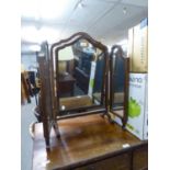 A MAHOGANY FRAMED FREE-STANDING TRIPLE TOILET MIRROR, ON CHEVAL FEET