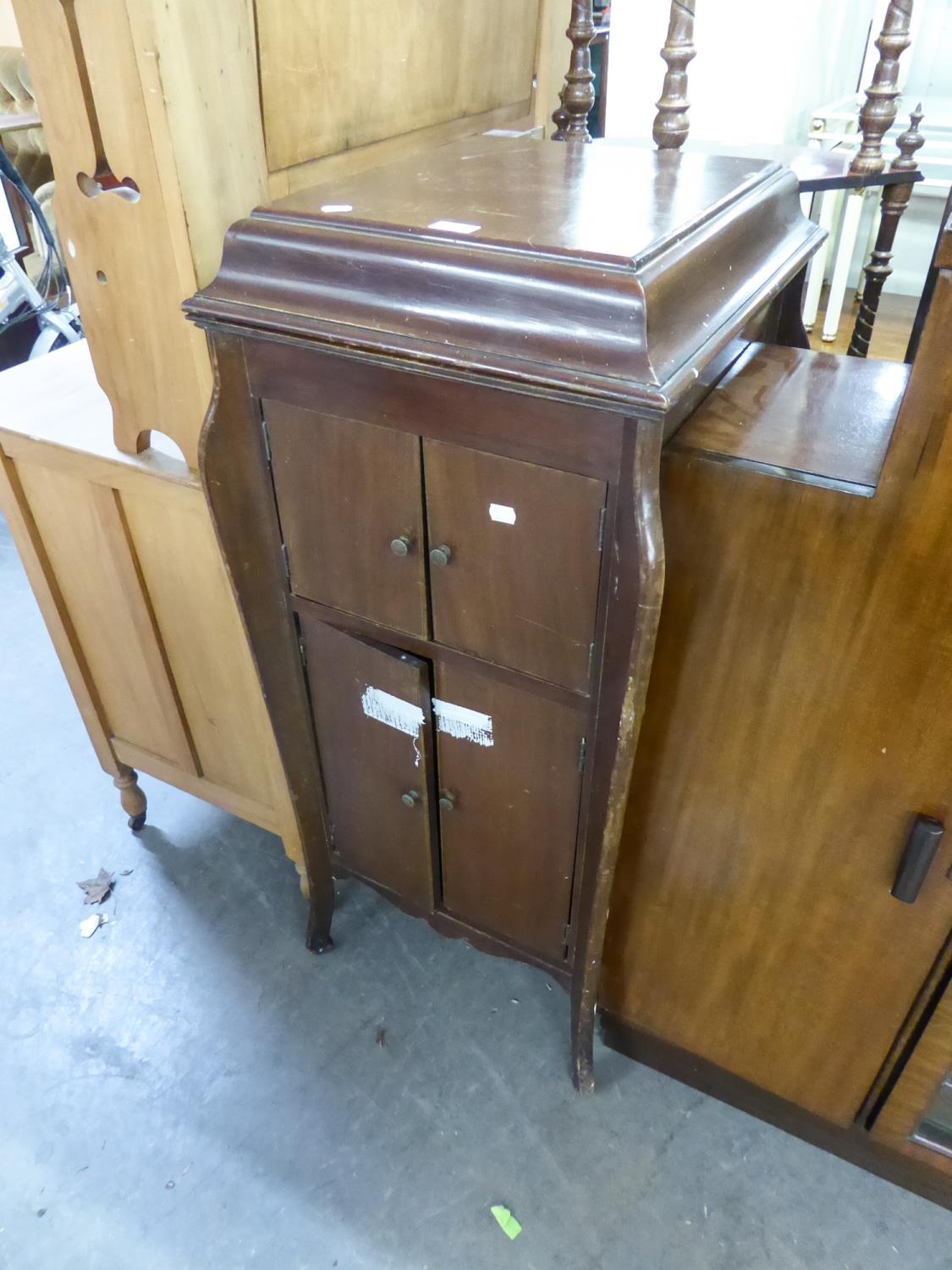 A FLOOR STANDING WIND-UP GRAMOPHONE WITH LIFT UP LID AND DOORS BELOW, WITH A SMALL QUANTITY OF 78