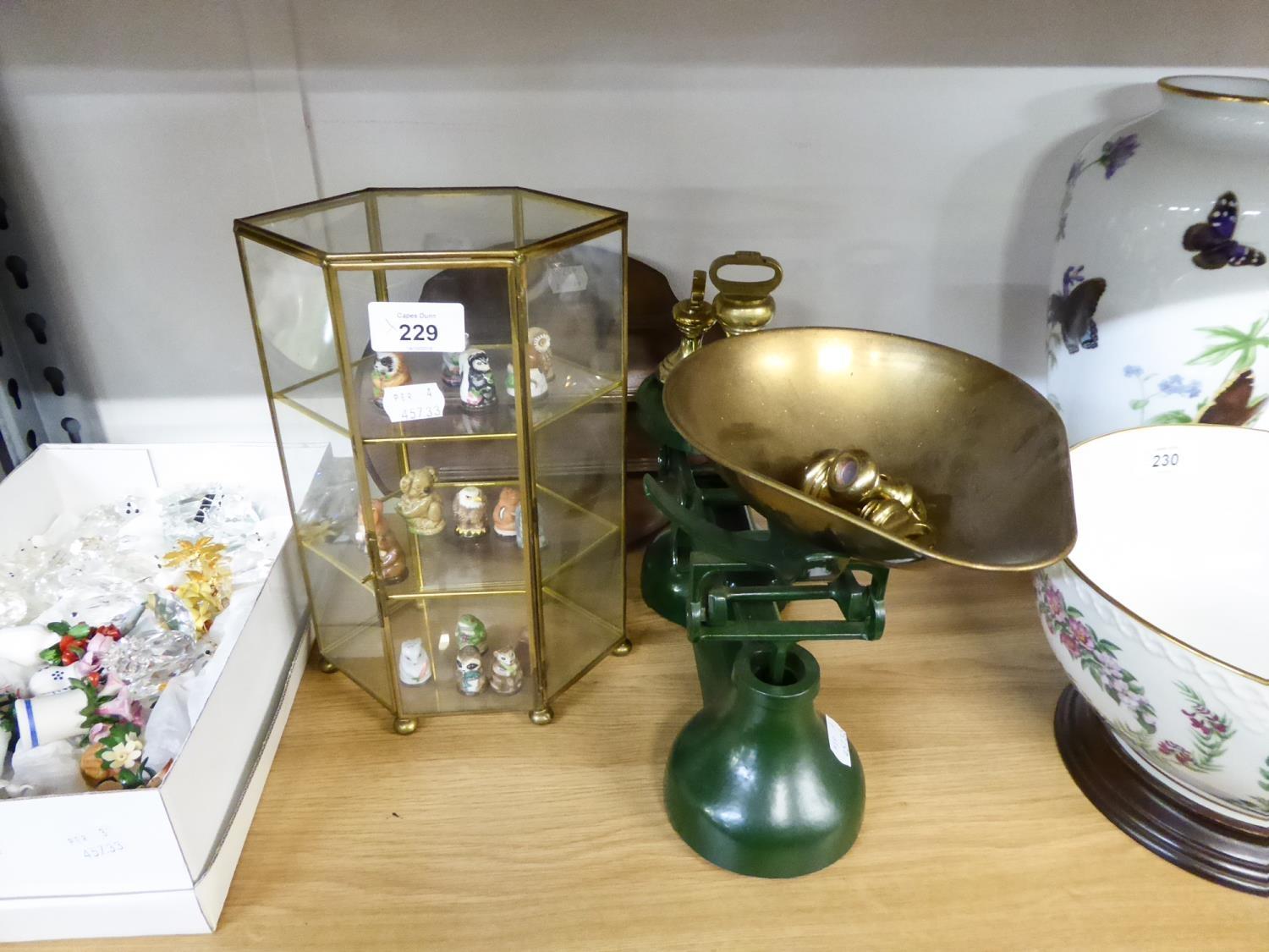 SET OF METAL KITCHEN SCALES WITH BRASS WEIGHTS CIRCA TWENTIETH CENTURY AND PORCELAIN THIMBLE DISPLAY