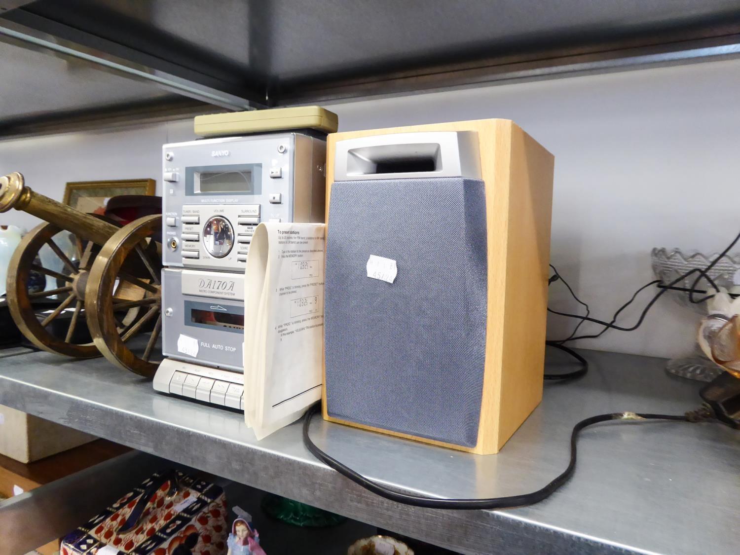 A SANYO DAITO MICRO COMPONENT MUSIC SYSTEM WITH A PAIR OF SPEAKERS