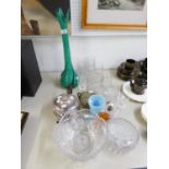 A SMALL QUANTITY OF GLASSWARES TO INCLUDE, GREEN BOTTLE NECK VASE, BOWLS JUGS ETC... WATER JUG