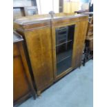 MID TWENTIETH CENTURY MAHOGANY SIDE BY SIDE DISPLAY CABINET, HAVING CENTRAL GLAZED DOOR ENCLOSING