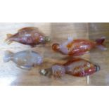 FOUR MODERN ORIENTAL CARVED HARDSTONE FISH PATTERN SNUFF BOTTLES AND STOPPERS, 3 1/2" (8.9cm)