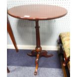 EARLY NINETEENTH CENTURY FIGURED MAHOGANY OCCASIONAL TABLE, the oval top above a slender turned