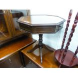 REGENCY STYLE MAHOGANY OCTAGONAL OCCASIONAL TABLE, WITH SATINWOOD CROSSBANDING, ON BALUSTER COLUMN