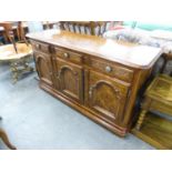 U.S. MADE DREXEL ?HERITAGE? CANADIAN QUARTERED OAK VINTAGE DINING ROOM SUITE, IN FRENCH STYLE, ON