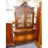 A LARGE ITALIAN INLAID DUTCH STYLE DISPLAY CABINET, THE TOP SECTION HAVING TWO GLAZED DOORS, THE