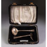 GEORGE V CASED ART DECO CHILD?S PUSHER AND SPOON SET, Birmingham 1921, 1oz