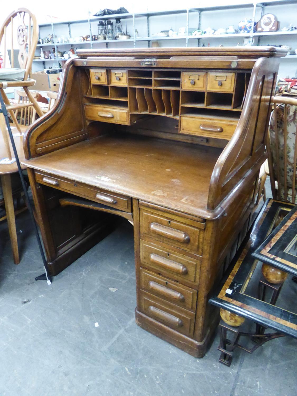 AN EARLY TWENTIETH CENTURY OAK ROLL TOP DESK, WITH SINGLE PEDESTAL