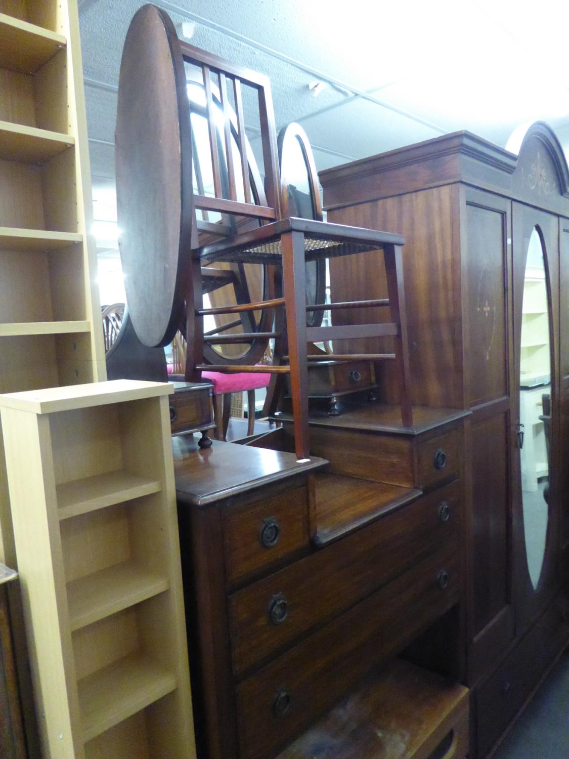 AN EDWARDIAN MAHOGANY AND CROSSBANDED BEDROOM SUITE, COMPRISING; A DOUBLE WARDROBE, HAVING A - Image 2 of 2