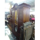 AN EDWARDIAN MAHOGANY AND CROSSBANDED BEDROOM SUITE, COMPRISING; A DOUBLE WARDROBE, HAVING A