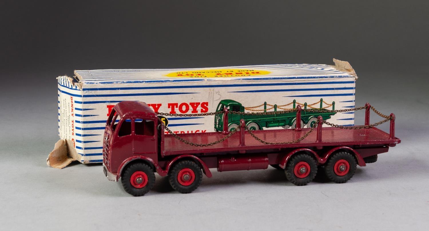 BOXED DINKY TOYS No 905 Foden flat truck with chains in maroon with red ridge hubs in blue and white