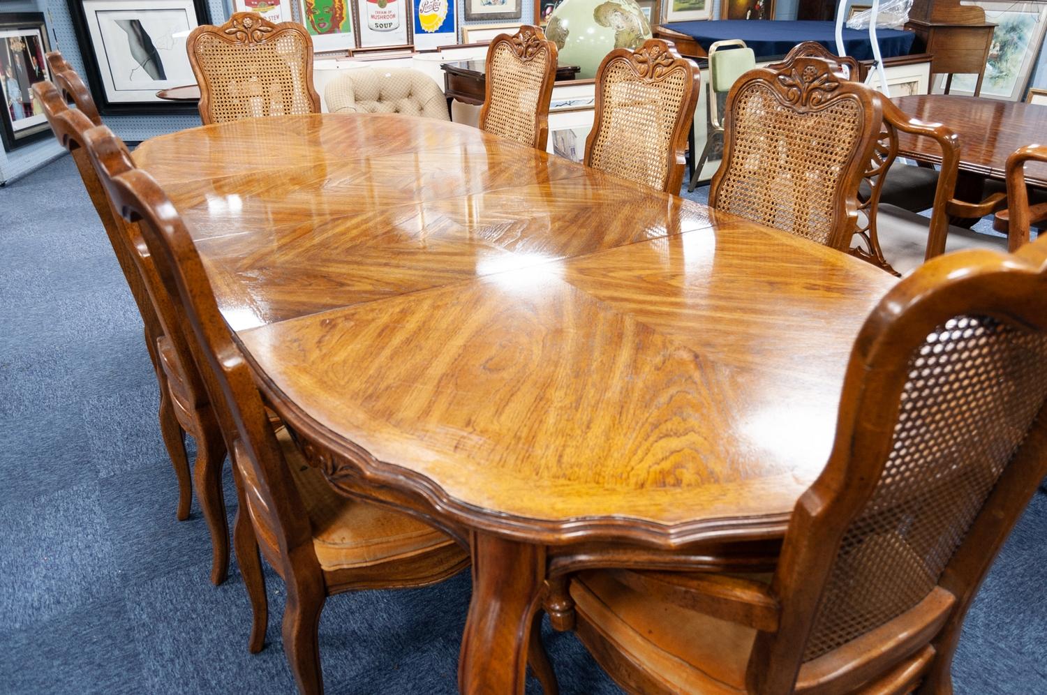 U.S. MADE DREXEL ?HERITAGE? CANADIAN QUARTERED OAK VINTAGE DINING ROOM SUITE, IN FRENCH STYLE, ON - Image 5 of 5
