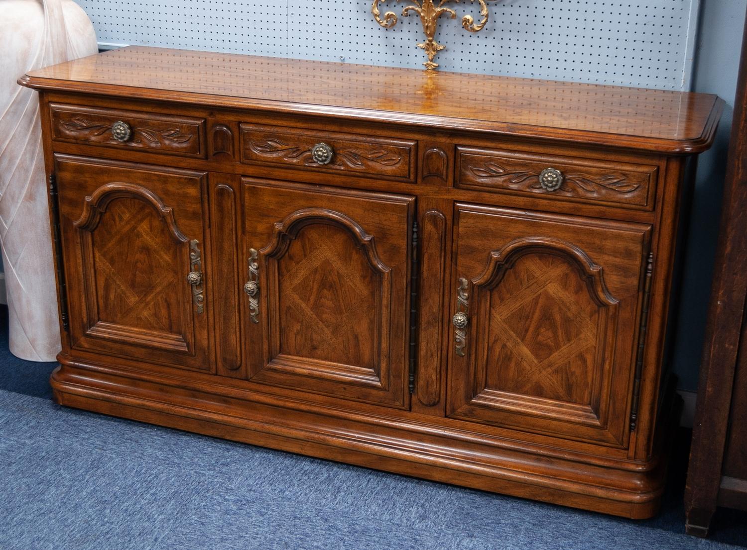 U.S. MADE DREXEL ?HERITAGE? CANADIAN QUARTERED OAK VINTAGE DINING ROOM SUITE, IN FRENCH STYLE, ON - Image 2 of 5