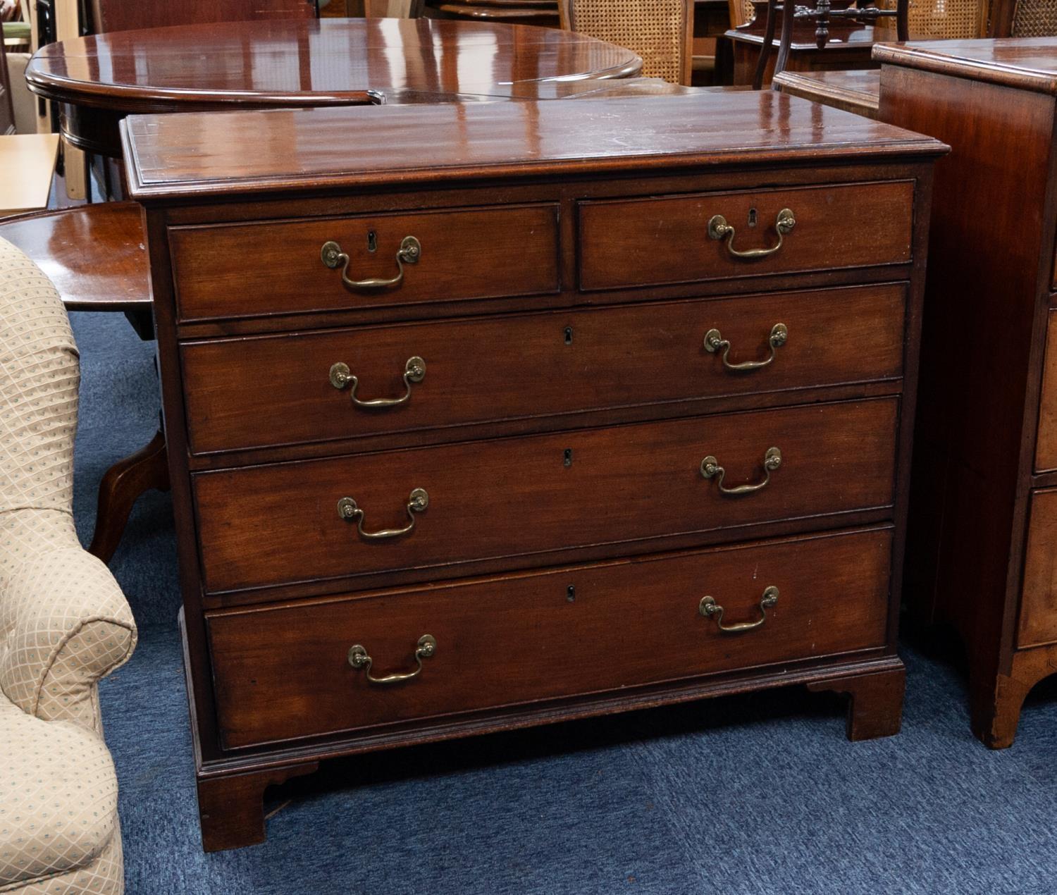 GEORGIAN MAHOGANY SMALL CHEST OF DRAWERS, the crossbanded and moulded oblong top outlined in boxwood