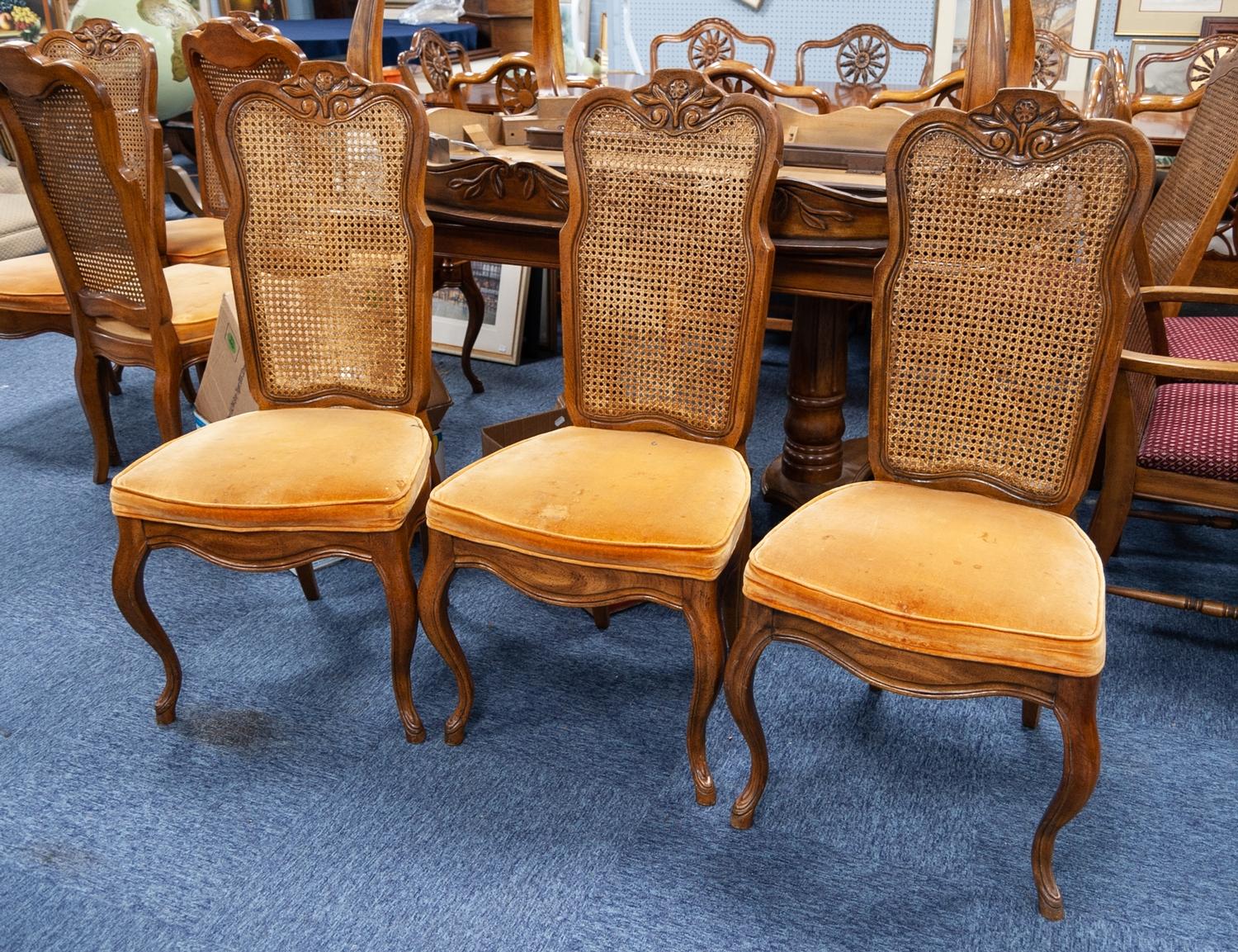 U.S. MADE DREXEL ?HERITAGE? CANADIAN QUARTERED OAK VINTAGE DINING ROOM SUITE, IN FRENCH STYLE, ON - Image 3 of 5