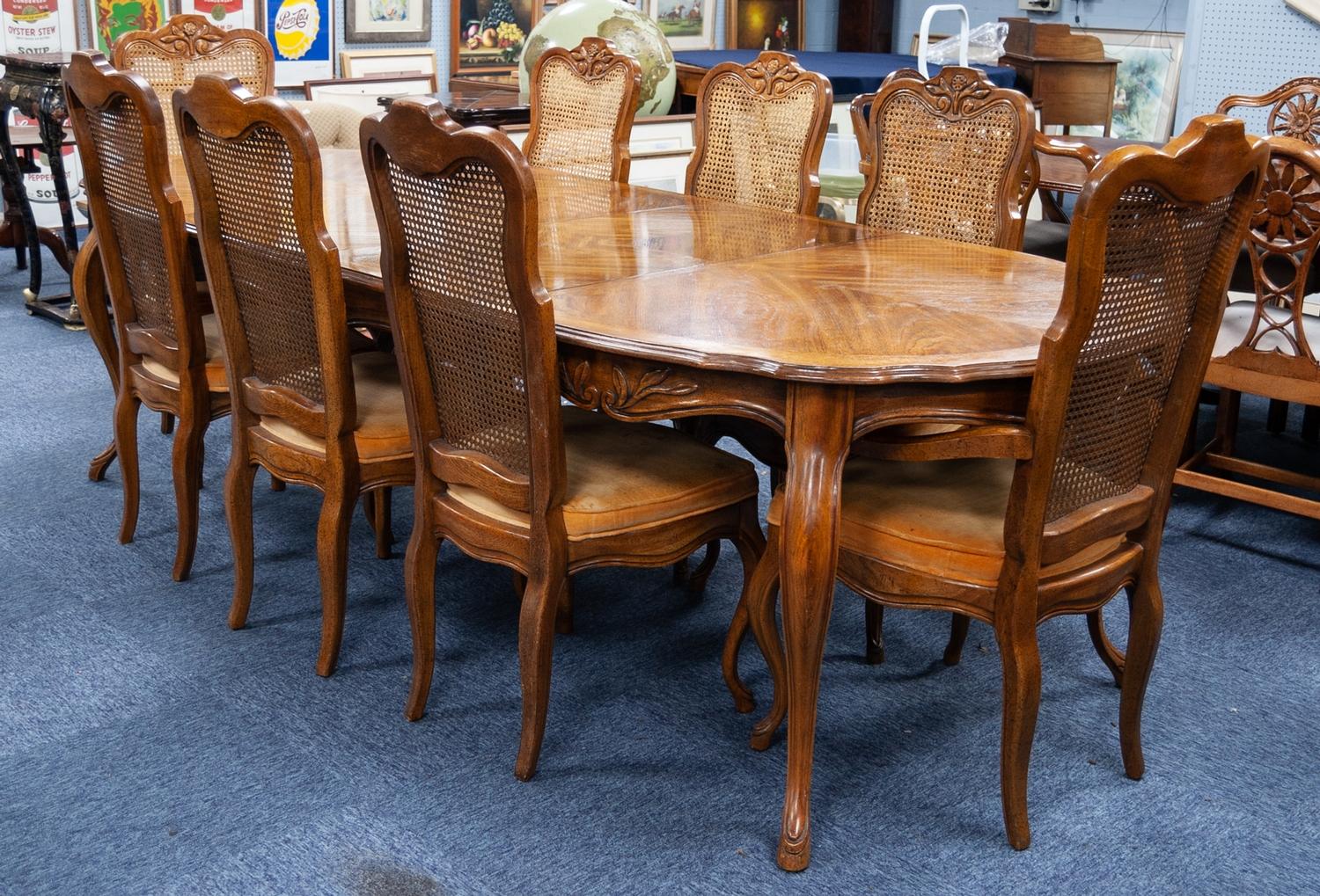 U.S. MADE DREXEL ?HERITAGE? CANADIAN QUARTERED OAK VINTAGE DINING ROOM SUITE, IN FRENCH STYLE, ON