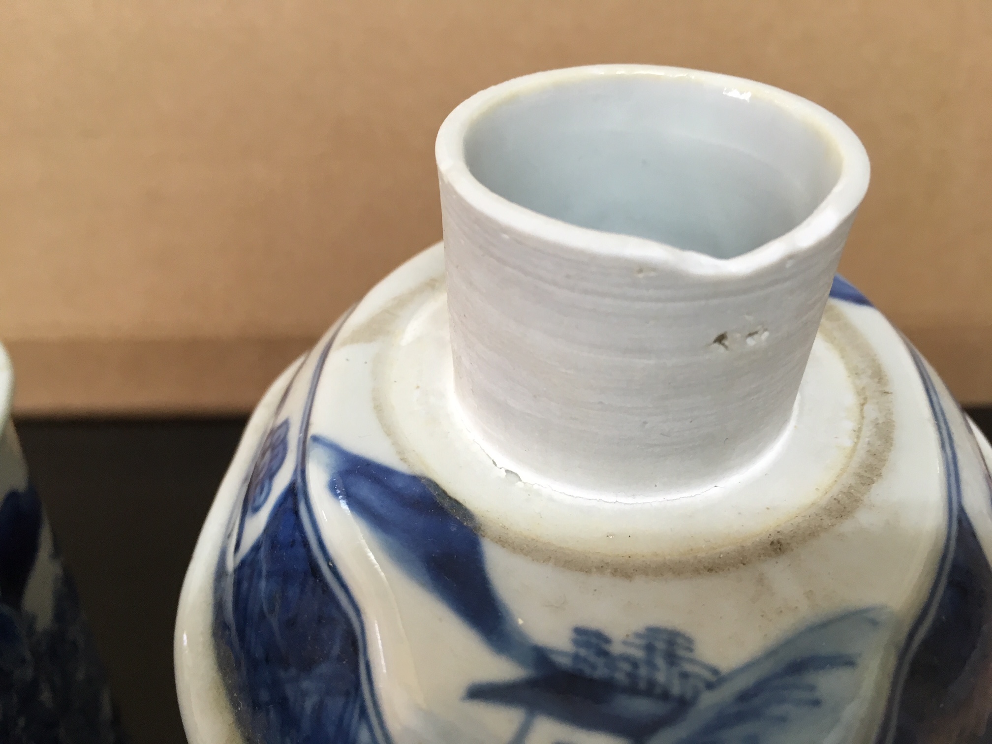 A pair of early 19th century large Chinese export ware blue and white tea poys and covers - Image 18 of 21