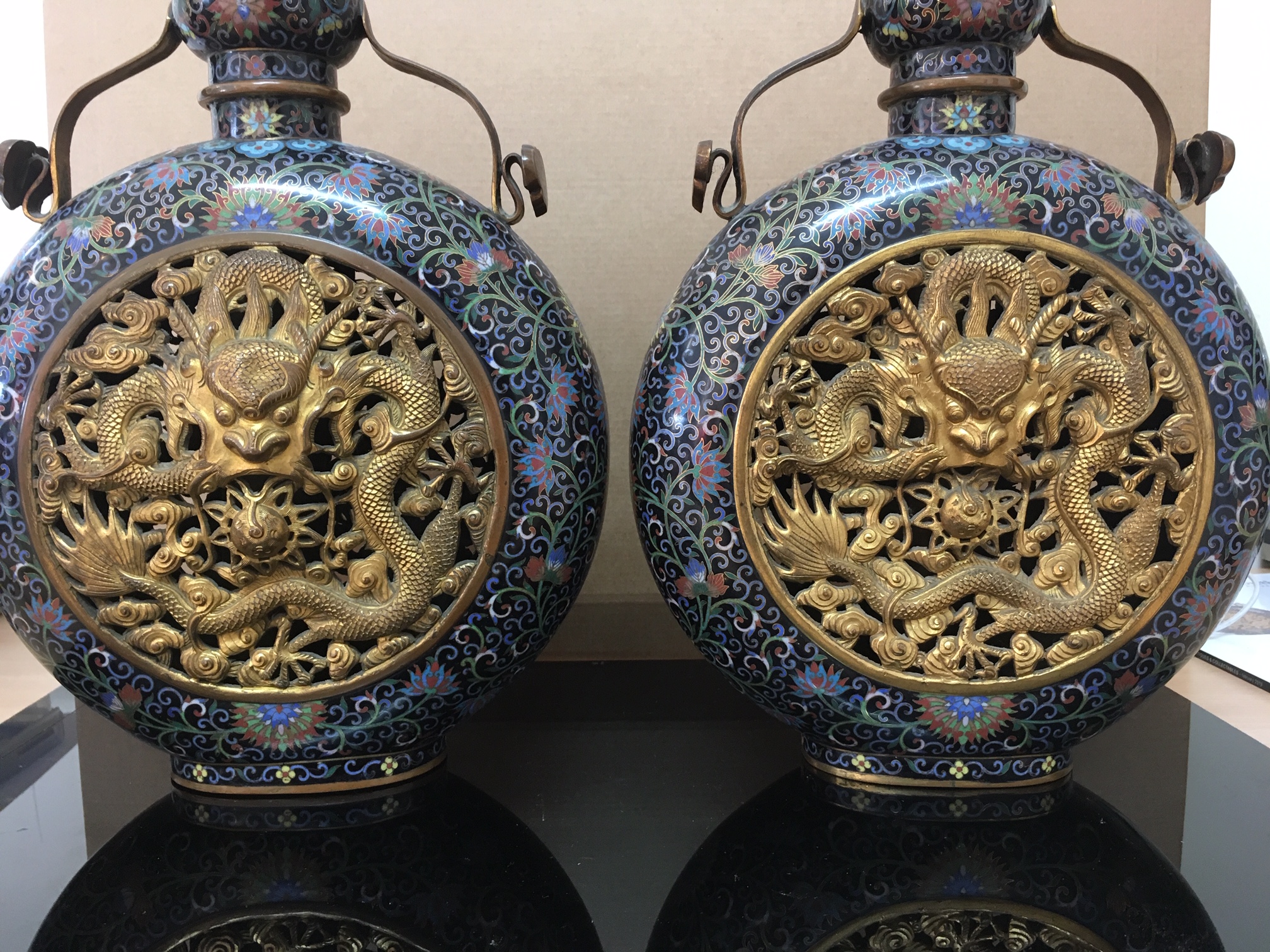 A large pair of fine Chinese late Quainlong 18th century pierced cloisonné moon flasks - Image 15 of 20