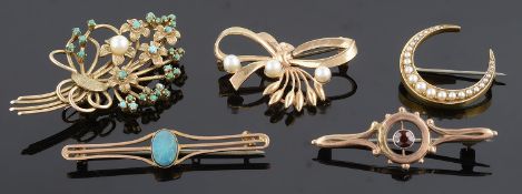 A Victorian seed pearl set horseshoe brooch and four others,