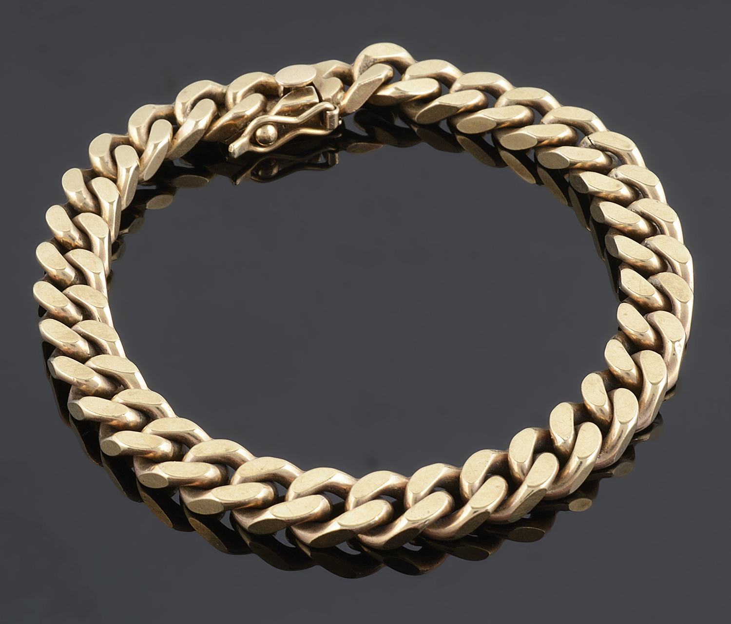 A contemporary yellow metal curb link bracelet