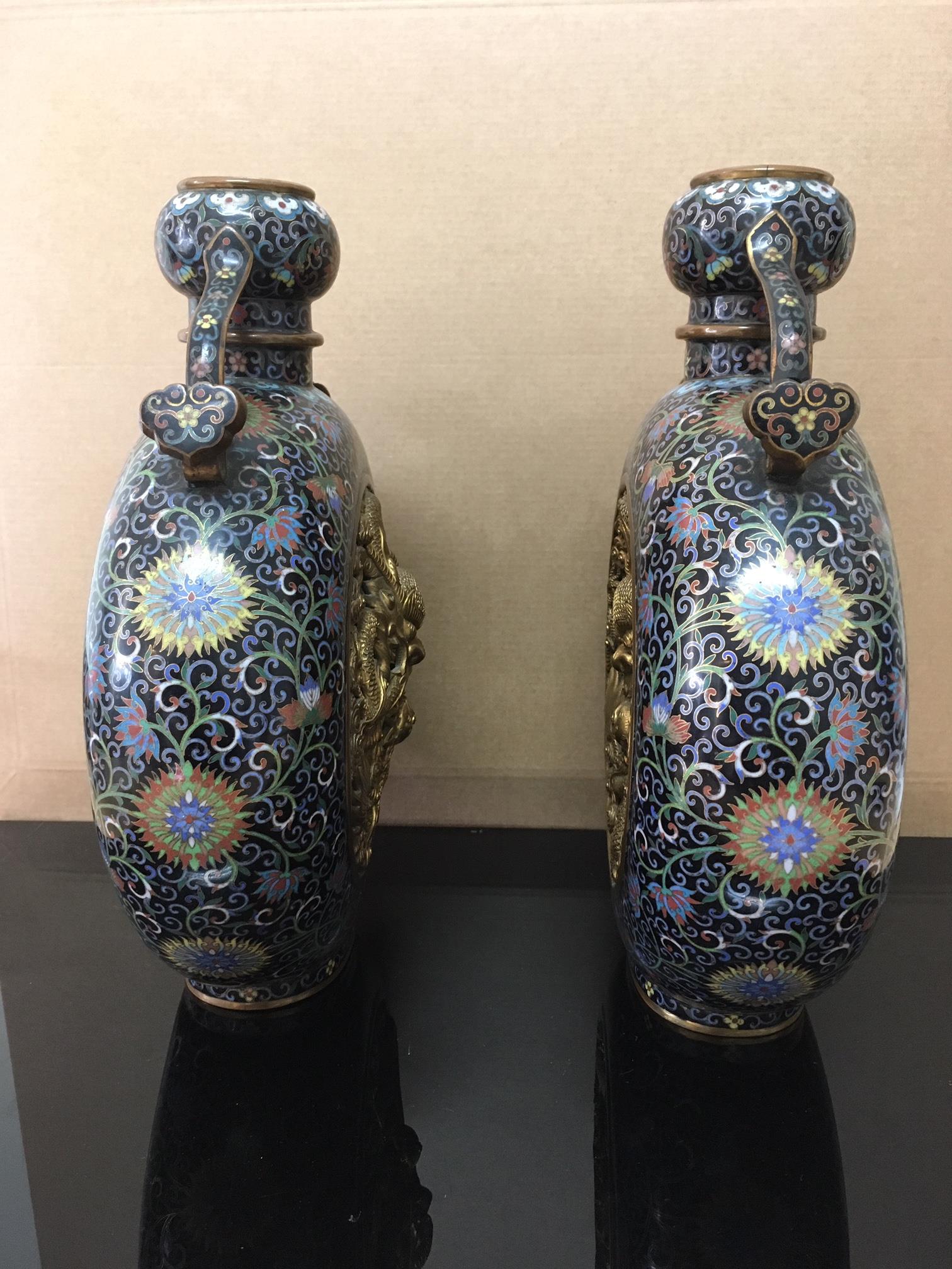 A large pair of fine Chinese late Quainlong 18th century pierced cloisonné moon flasks - Image 7 of 20