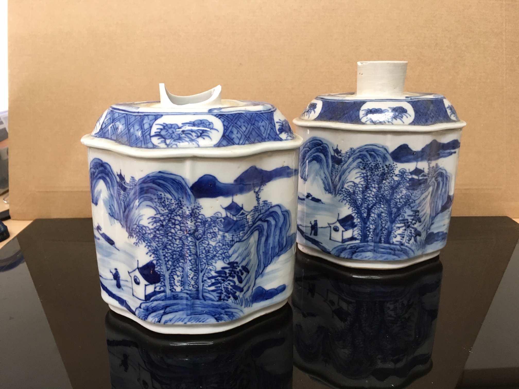 A pair of early 19th century large Chinese export ware blue and white tea poys and covers - Image 13 of 21