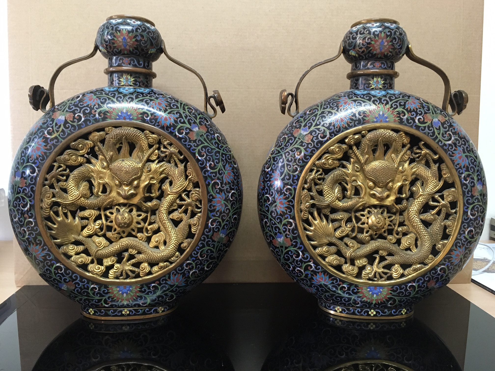 A large pair of fine Chinese late Quainlong 18th century pierced cloisonné moon flasks - Image 4 of 20
