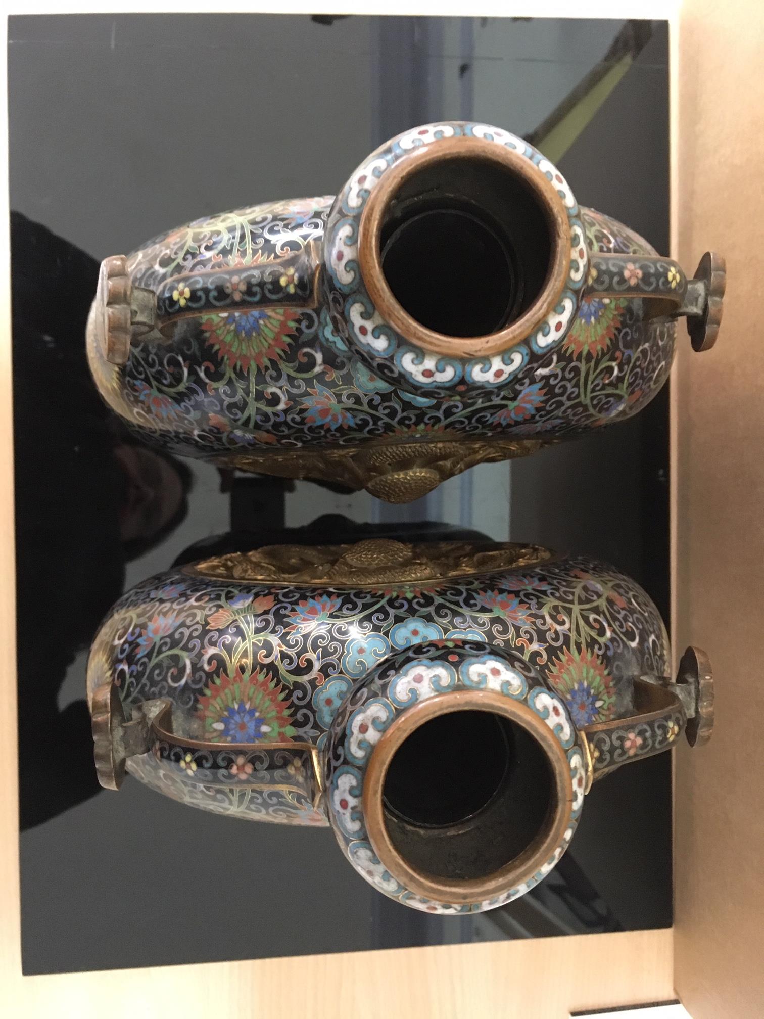 A large pair of fine Chinese late Quainlong 18th century pierced cloisonné moon flasks - Image 12 of 20