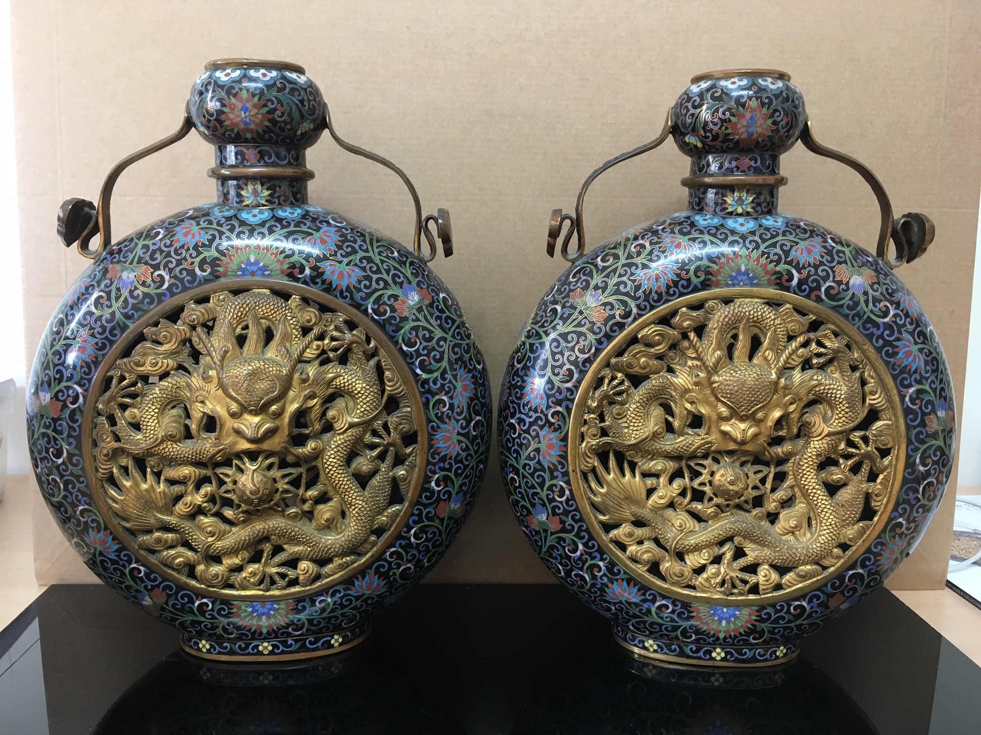 A large pair of fine Chinese late Quainlong 18th century pierced cloisonné moon flasks - Image 8 of 20