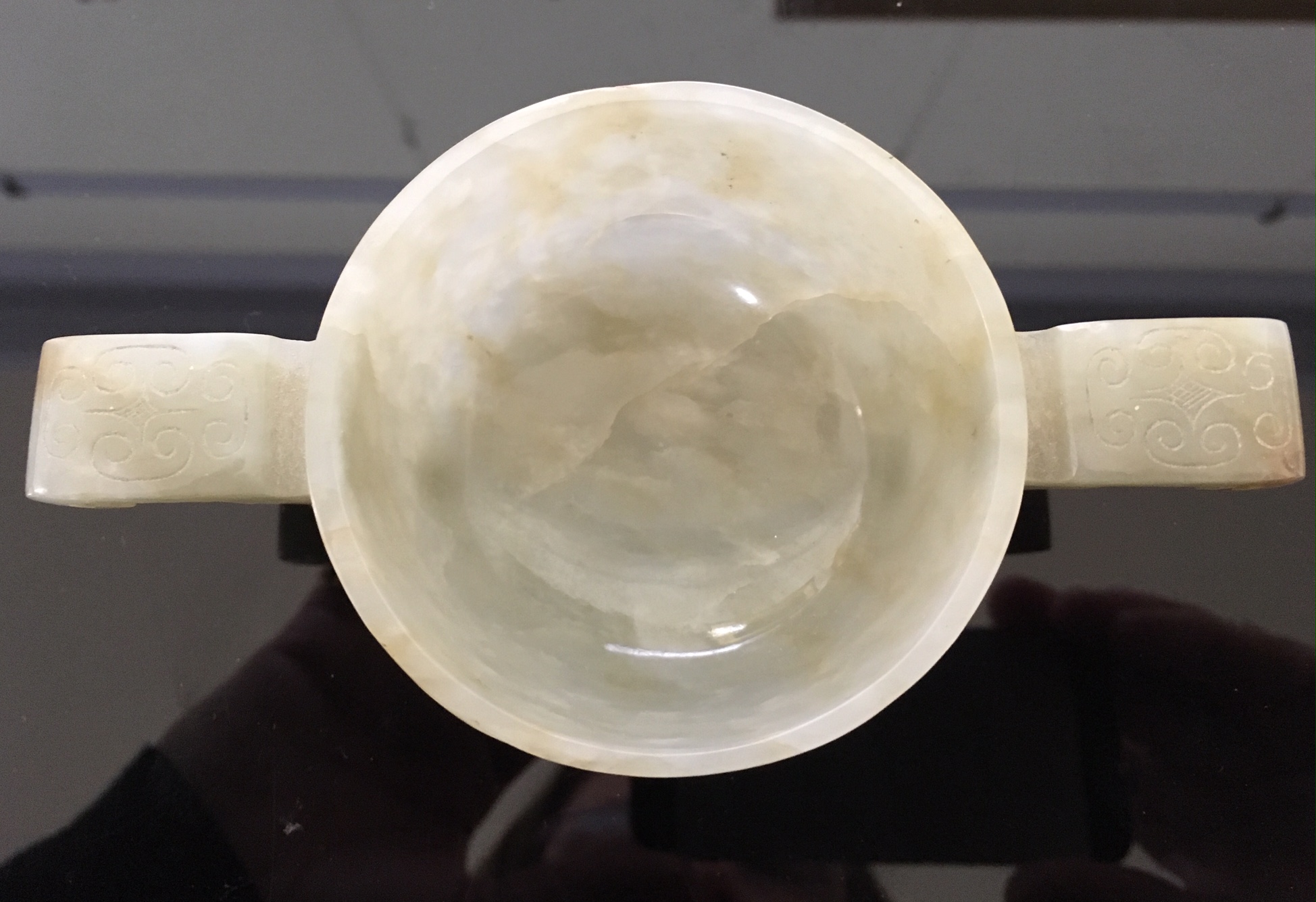 A Chinese pale celadon jade carved twin handled cup of archaic design - Image 6 of 21