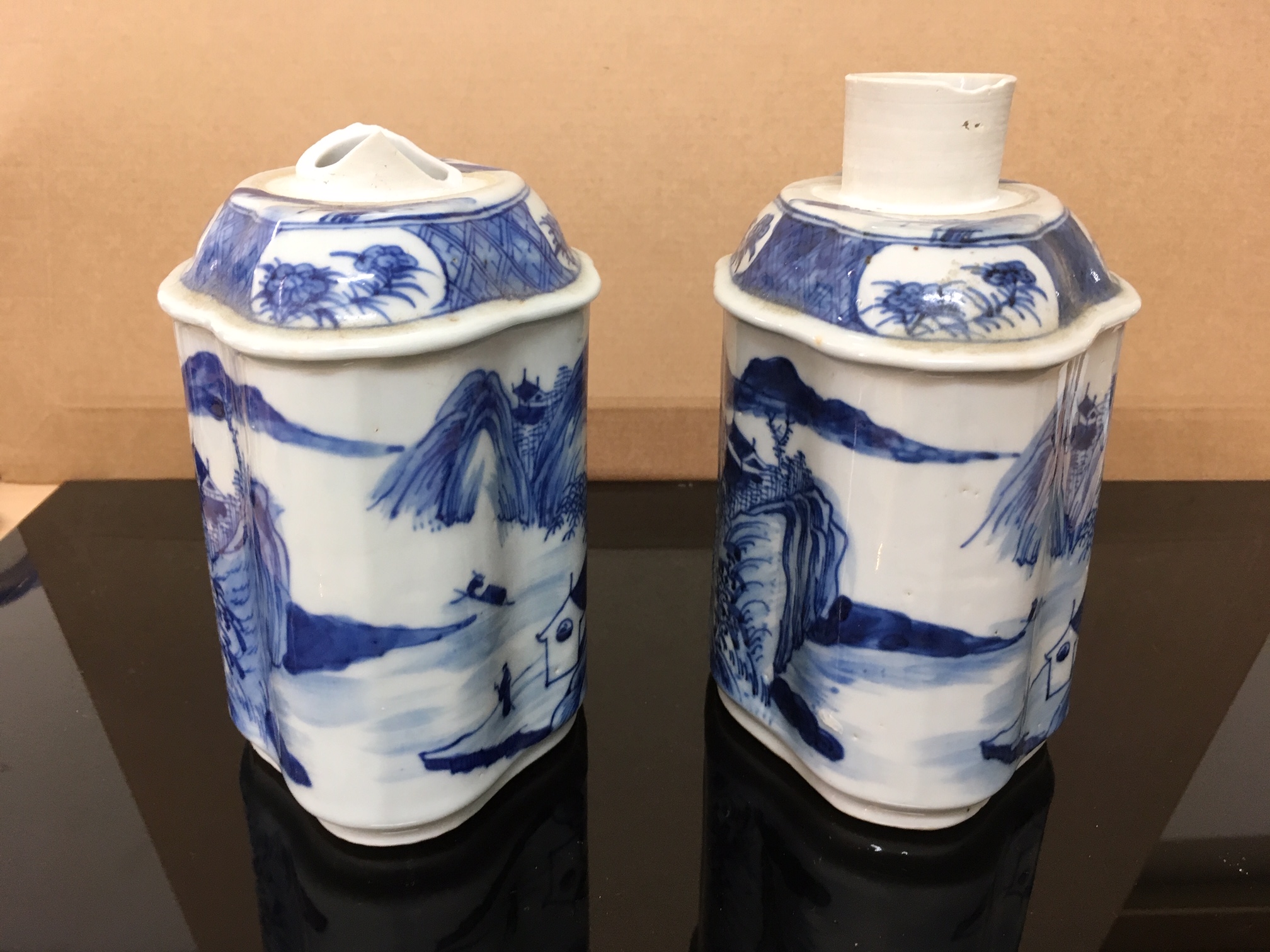 A pair of early 19th century large Chinese export ware blue and white tea poys and covers - Image 16 of 21