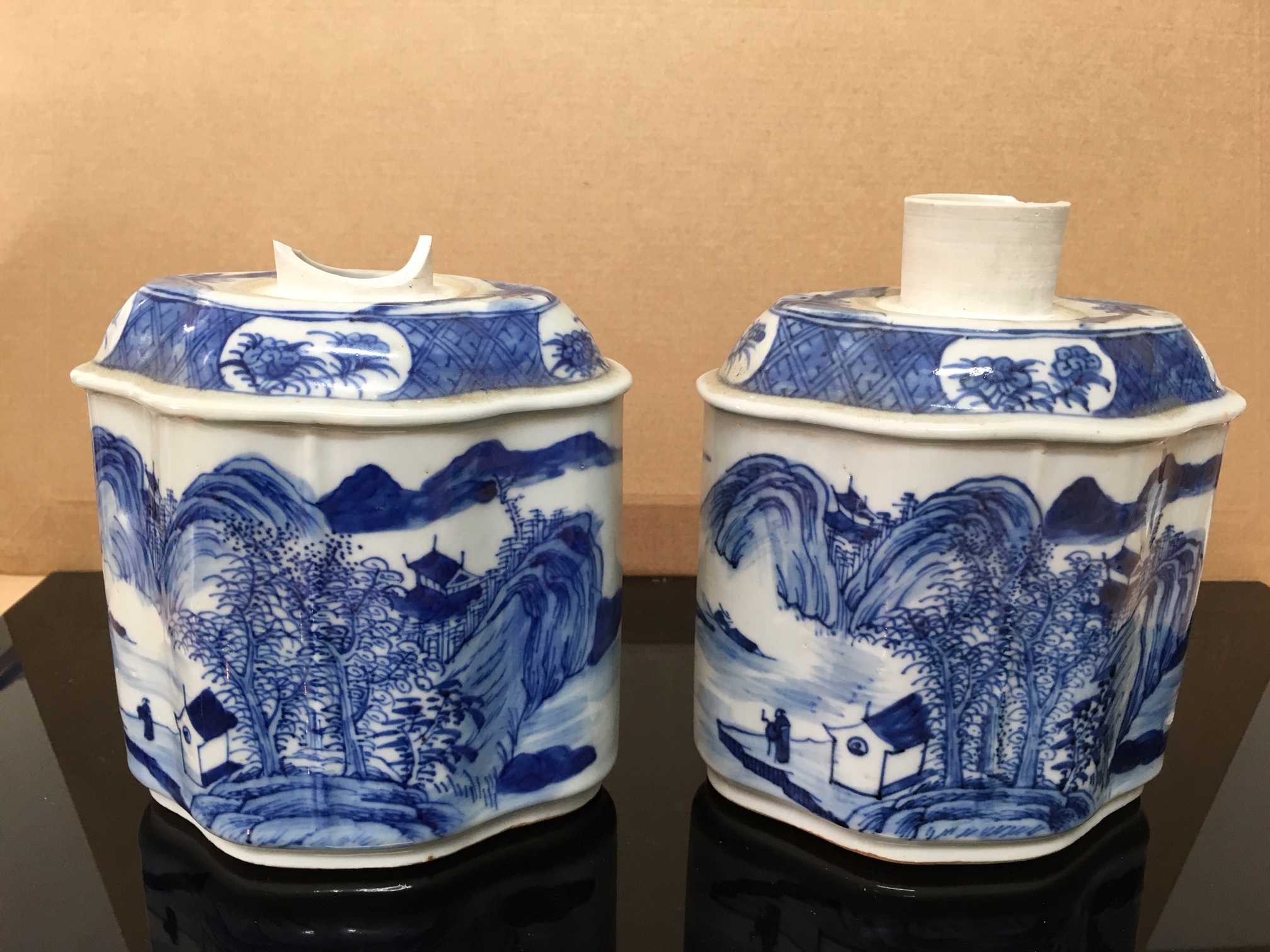 A pair of early 19th century large Chinese export ware blue and white tea poys and covers - Image 15 of 21
