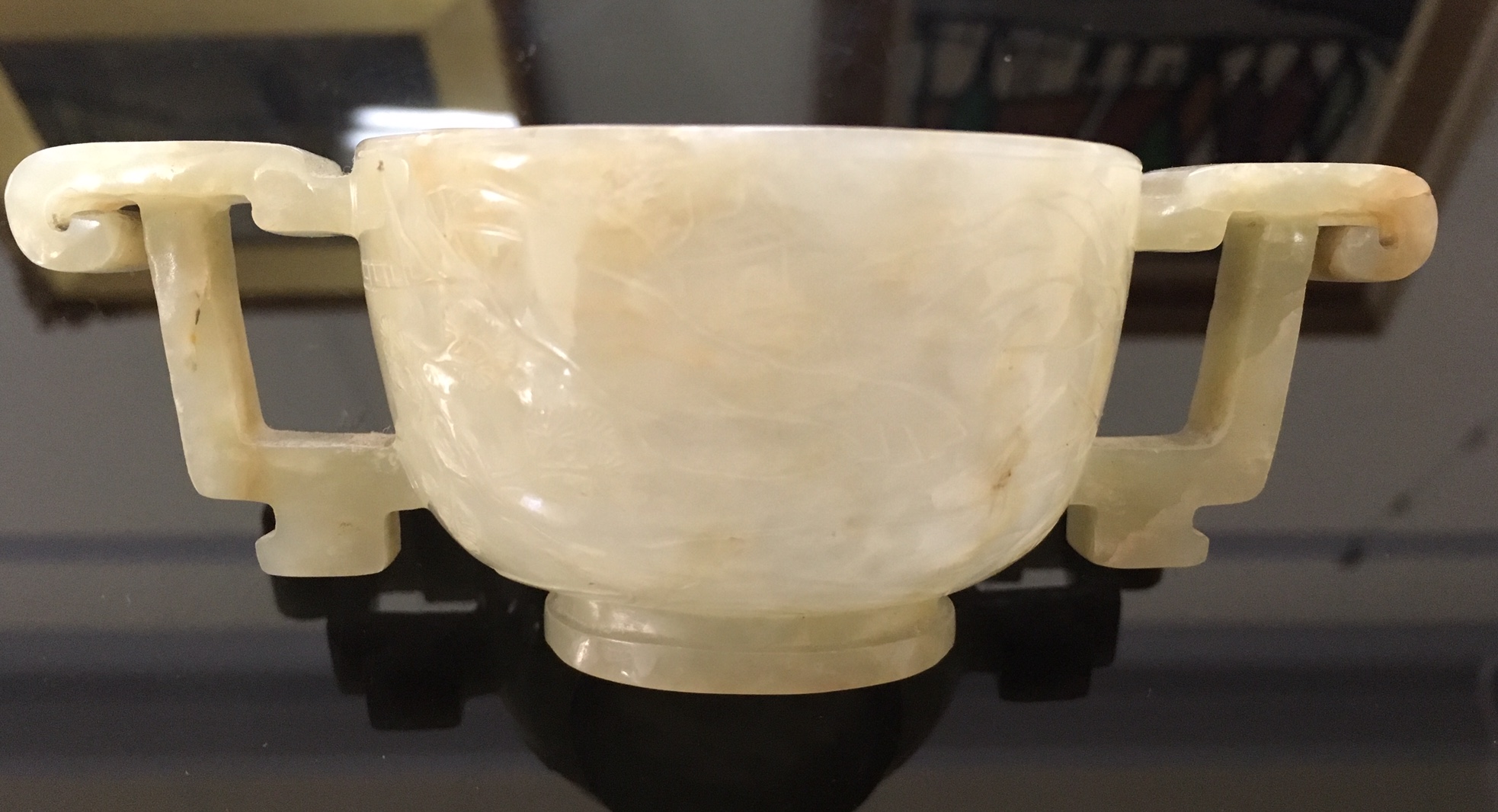 A Chinese pale celadon jade carved twin handled cup of archaic design - Image 9 of 21